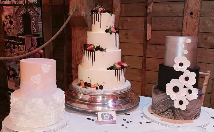 27 Fall-Themed Wedding Cakes for an Autumnal Dessert Table